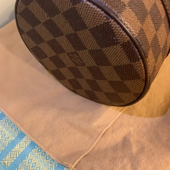 Authentic Louis Vuitton Papillon 26 in Damier - Picture 7 of 15